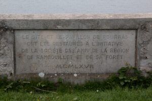 plaque commémorative des travaux de la SARRAF sur le site du Pourras